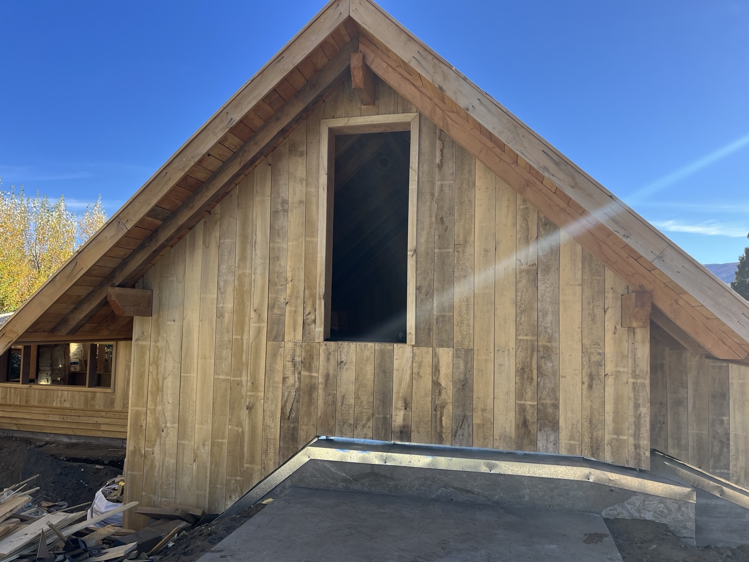 Fachada revestida en madera Alder