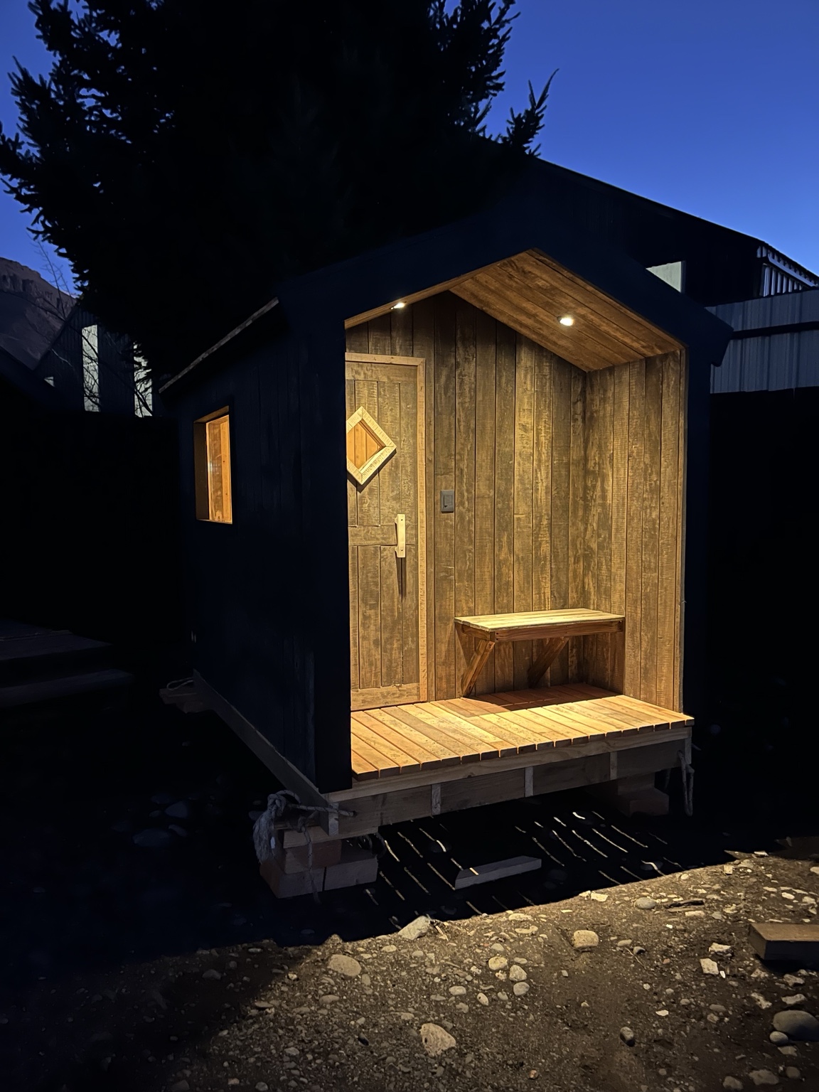 Sauna Alder iluminado de noche