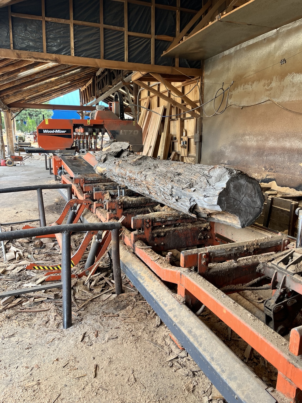 Aserrado de un tronco en la máquina Wood-Mizer